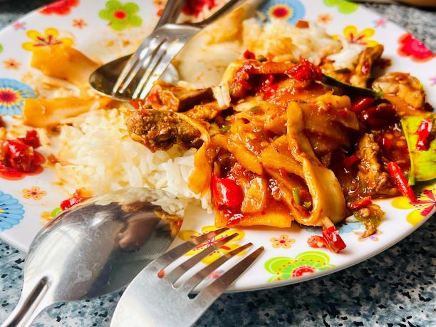 一盘食物的照片，用叉子和勺子。图片下载