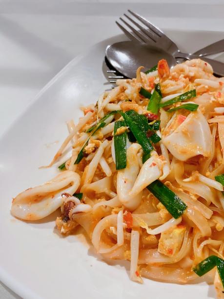 一盘食物用叉子和勺子的照片。图片下载