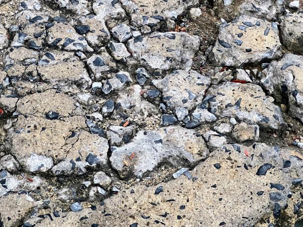 有岩石和砾石的街道特写照片。图片下载