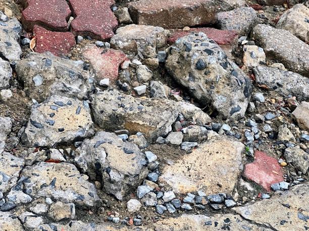 一幅关于道路上一堆岩石和砾石的照片。图片下载