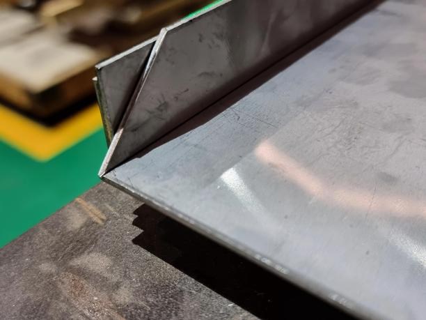 用机器切割金属片的照片。图片下载