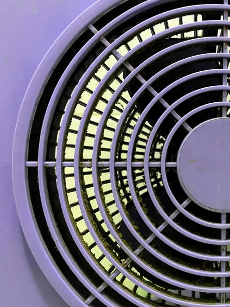 一张带有圆形图案的白色扇子的照片。图片下载