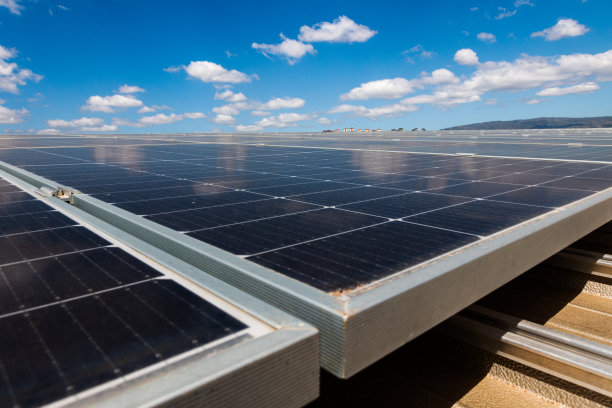 太阳能电池板，新一代电力，可再生清洁能源的生活，库存照片图片下载