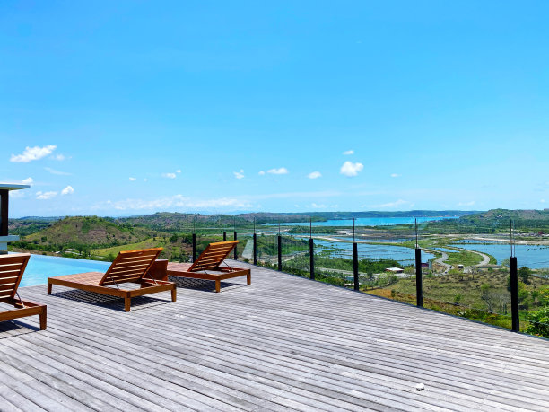 沙滩上的长椅，大海的背景看起来很模糊图片下载