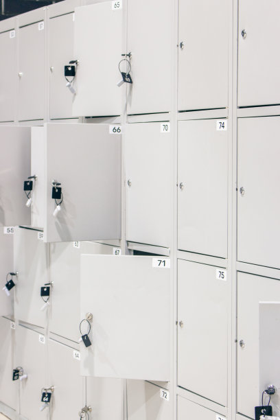 在购物中心存放金属行李。公共场所的保险柜。更衣室里有编号的箱子。超市的私人安全。在体育馆安全。图片下载