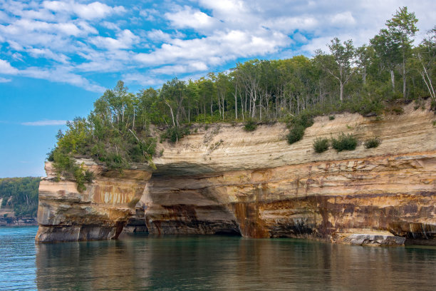图片岩石NL -树覆盖的悬崖和拱门图片下载