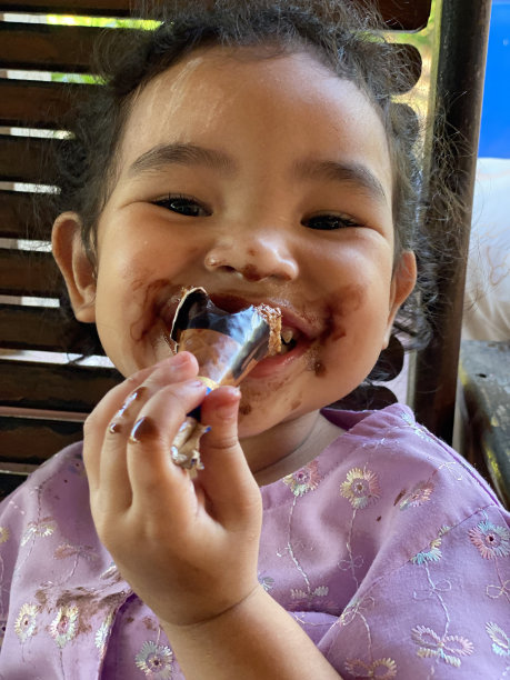 可爱的亚洲小女孩吃冰淇淋的照片图片下载