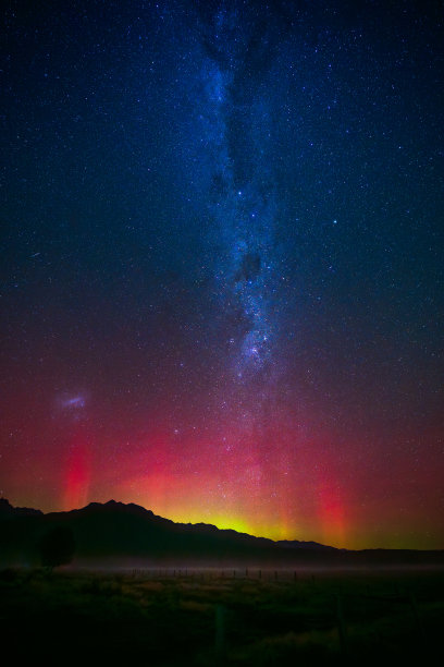 新西兰福克斯冰川附近罕见的南极光与银河系长曝光照片图片下载