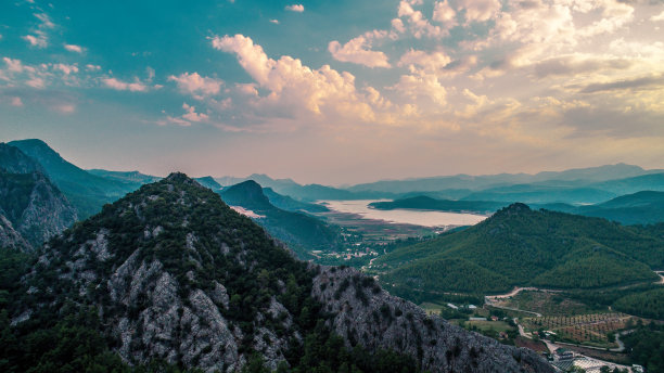 阳光透过云层透出。雄伟山峰的近景。天空中壮观的盛宴的照片。图片下载
