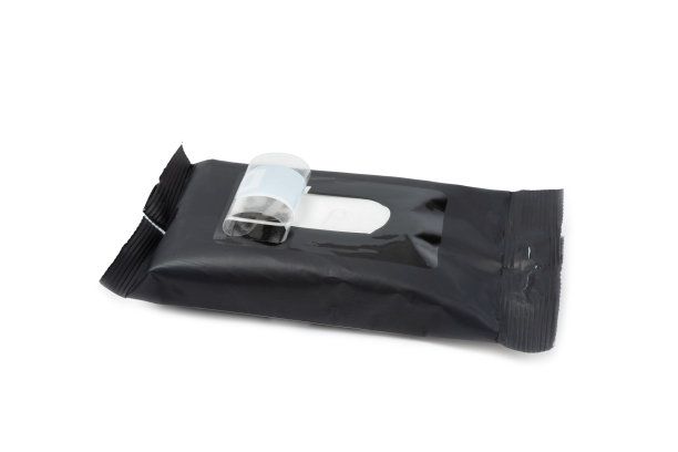 白色背景上隔离的湿巾包。一包打开的手和身体湿巾。模型。一包干净的湿纸巾。放文字的地方。设计图片下载