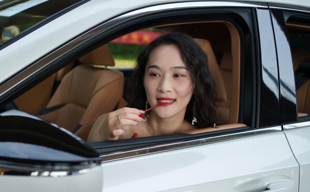 亚洲女人在车里涂口红图片下载