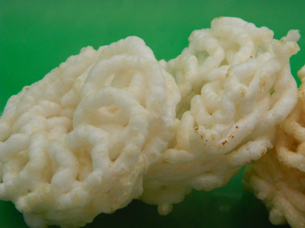 通常在开斋节或宰牲节期间供应的传统蛋糕或绿色背景菜肴的微距照片或特写照片图片下载