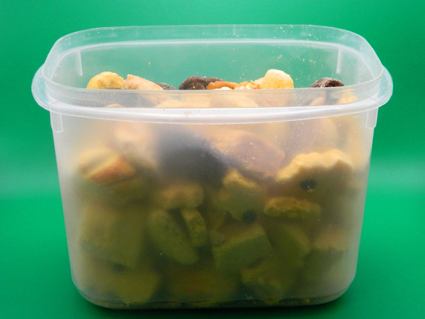 通常在开斋节或宰牲节期间供应的传统蛋糕或绿色背景菜肴的微距照片或特写照片图片下载