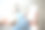 一个女人坐在室内，拿着外卖咖啡杯和智能手机的特写照片。图片下载