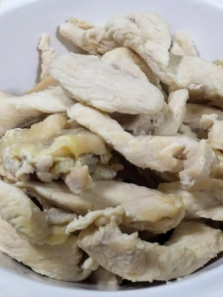 一张用勺子盛着一碗鸡肉米饭的照片。图片下载