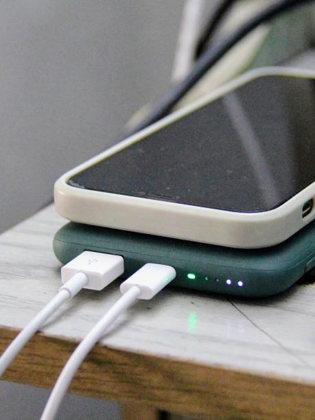 一张手机放在充电器上的照片。图片下载