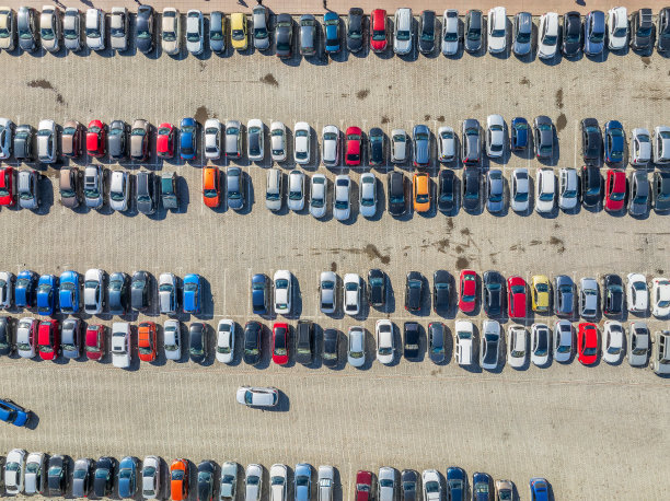 为该地区的居民提供露天大停车场，从高处俯瞰顶部。图片下载
