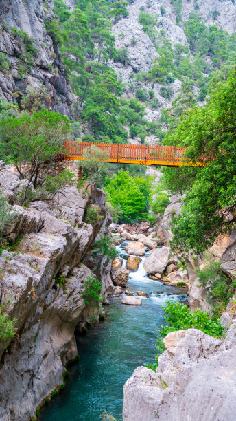 雅兹利峡谷是土耳其的自然美景之一。由于有了这座桥，两座山合在一起，人们可以通过。水从桥下流过。大自然奇观的照片。图片下载