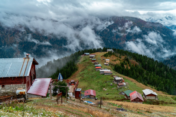 博果高原鸟瞰图。有雾的山景的高原房屋的照片。街头舞魂,土耳其。图片下载