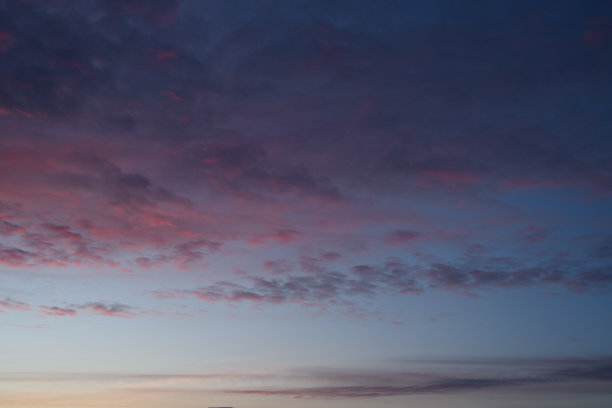 充满色彩的日落。蓬松的云彩。浪漫的天空。通用水平照片。背景图片。图片下载