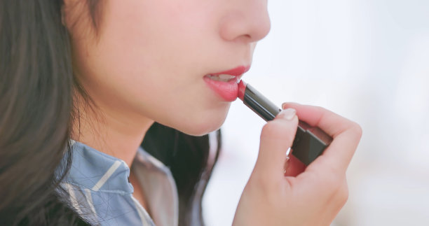 正在化妆的亚洲女商人图片下载