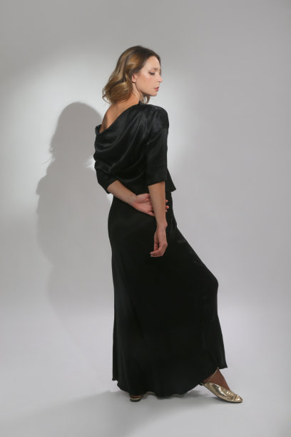 一系列女模特穿着黑色及地丝绸连衣裙的工作室照片图片下载