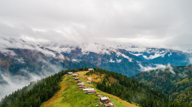 博果高原鸟瞰图。有雾的山景的高原房屋的照片。街头舞魂,土耳其。图片下载