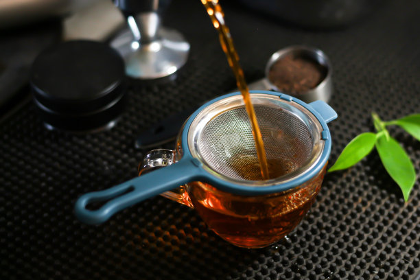 咖啡师在吧台上制作热茶的照片。概念饮料和咖啡师。图片下载