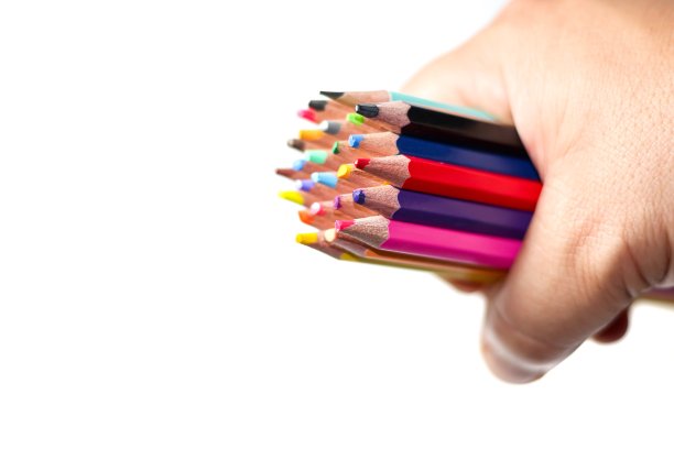 手里拿着白色背景的彩色铅笔，孤立的概念。图片下载