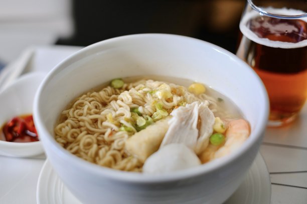 从悉尼到吉隆坡的商务舱航班上的拉面图片下载