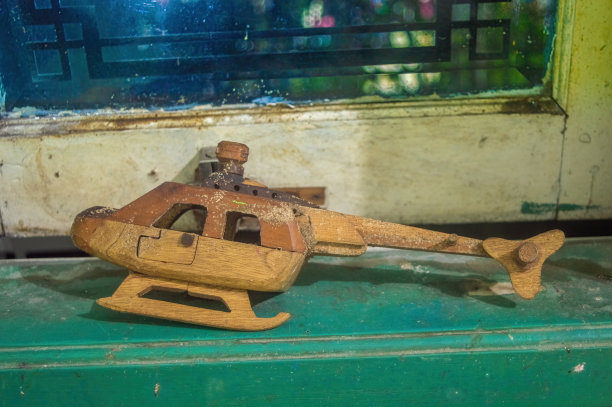 破损的玩具或在木制窗框边缘用木头做成的飞机图片下载