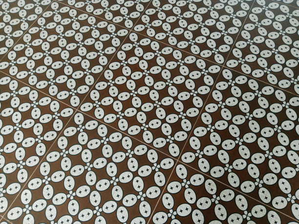 地板上有蜡染图案图片下载