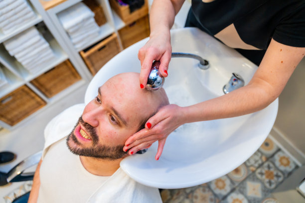 理发师正在给一个秃头男人梳头图片下载