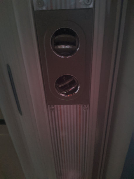 公共汽车上的空调肖像图片下载