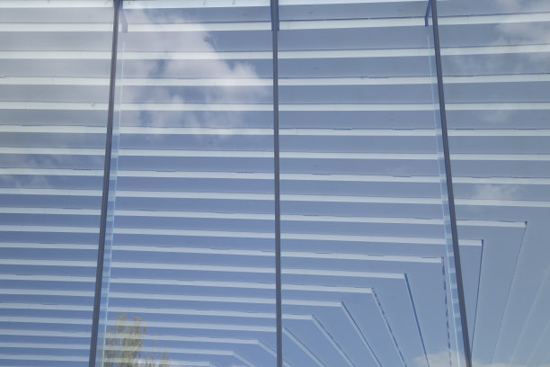 在办公室安装窗膜。防止紫外线辐射。图片下载