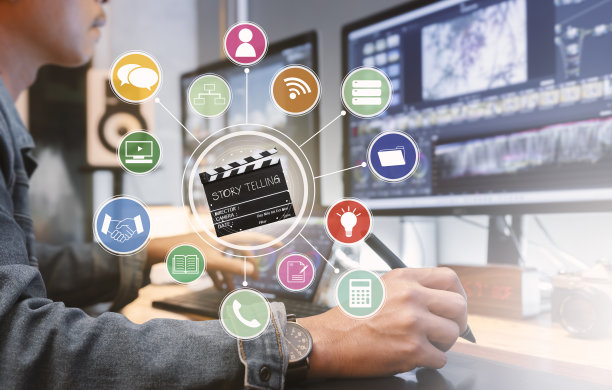 后期制作工作流程图。电影制作人或电影视频编辑和调色师，在他的创意办公室工作室用钢笔工具和平板电脑在他的个人电脑上处理素材或视频。图片下载