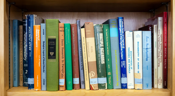 书架上的医学和科学教科书图片下载