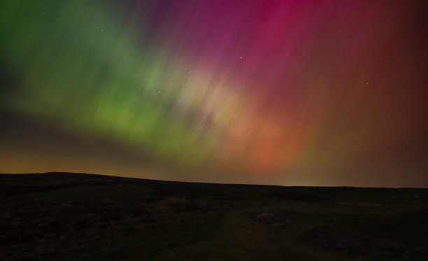北极光划过天空图片下载