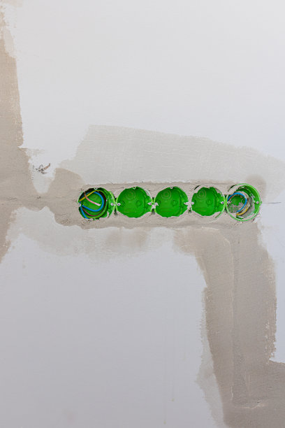 插座安装在墙上，五件，垂直拍照图片下载