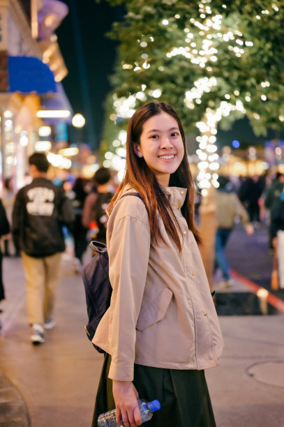 在日本大阪的御堂筋大街上，一群亚洲妇女正在用智能手机拍照图片下载