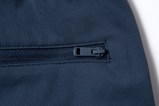 蓝色裤子口袋上的拉链。图片下载