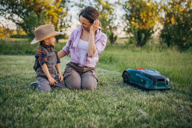 现代农业:机器人割草机照料草坪时母子情谊深厚图片下载