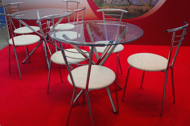 桌子，椅子和红地毯在现代自助餐图片下载
