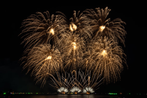 芭堤雅，春武里，泰国，芭堤雅湾烟花，芭堤雅全国烟花大赛，每年11月，美丽的明亮的烟花表演在海中，为明信片壁纸背景照片，图片下载