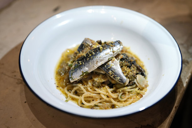 意大利餐馆里盛着沙丁鱼的意大利面。图片下载