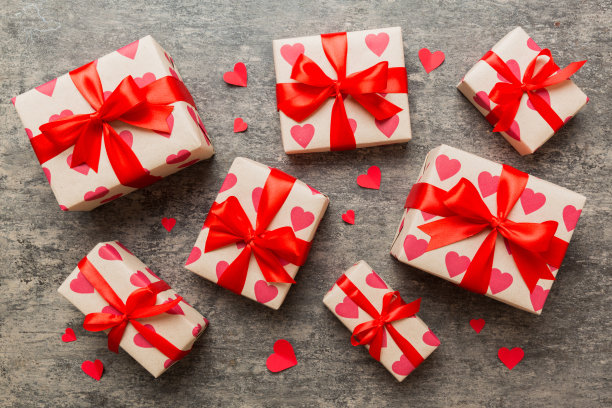 情人节装饰礼盒与红丝带蝴蝶结彩色背景的俯视图照片。假日礼盒与顶视图图片下载