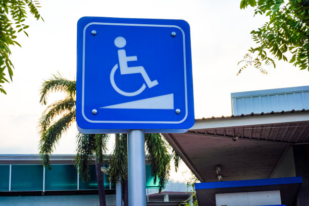 图为泰国一个停车场的残疾人停车标志。图片下载