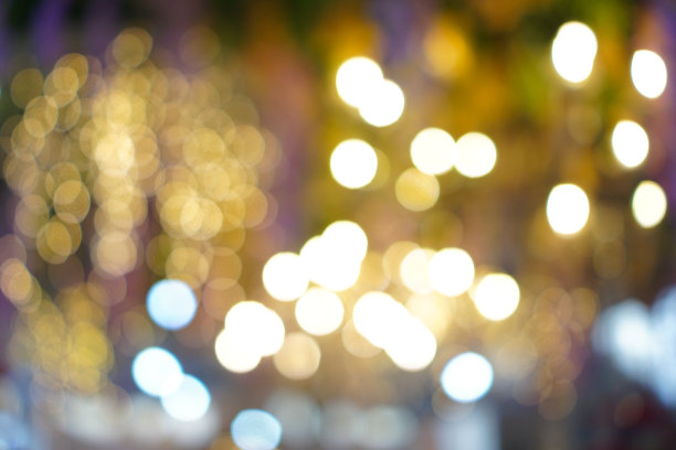 波光粼粼的散景灯与精致的花卉口音混合，创造一个节日和梦幻的背景氛围图片下载