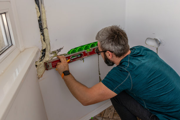 这个人把插座调到水平位置图片下载