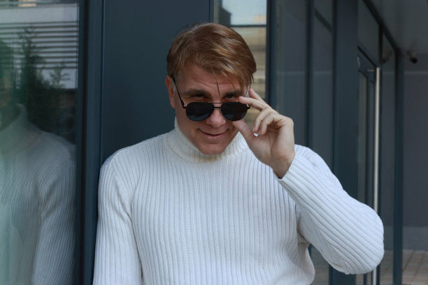 成熟的男人摆出黑白组合的姿势图片下载